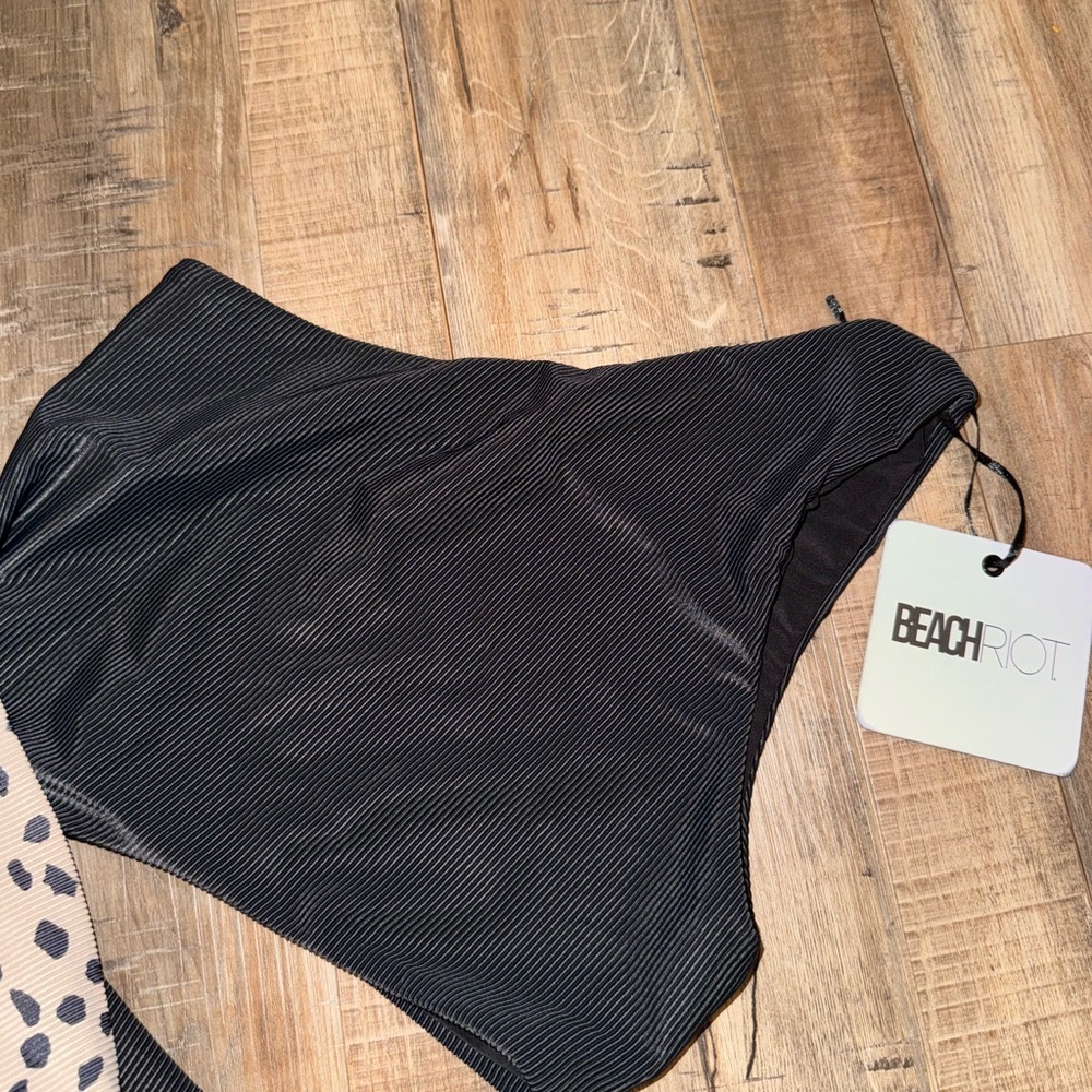 Beach Riot NEW Black Ribbed One Shoulder Cut Out Accent Swimsuit Waist Tie M - Picture 3 of 5
